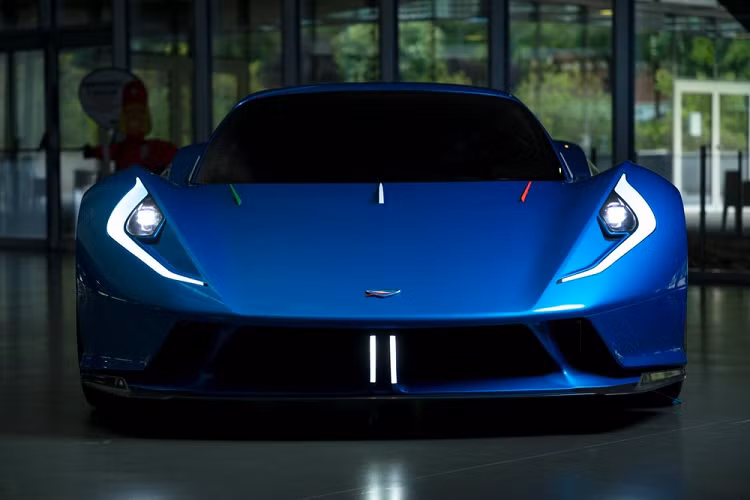 Nhà sản xuất nói rằng họ sẽ lắp cho siêu xe điện Estrema Fulminea một cụm pin “hybrid” gồm các cục pin thể rắn và siêu tụ điện. Cả hai công nghệ pin này đều đươc coi là cực tân tiến, với tụ điện có xuất hiện trong cả Lamborghini Sian, nhưng chúng ta vẫn chưa thấy một chiếc xe điện đi đường phố nào sử dụng cụm pin thể rắn cả.