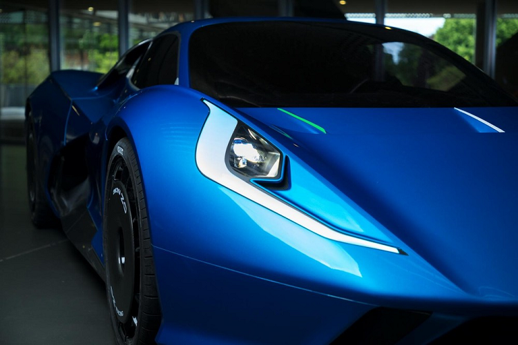 Khi được hỏi về việc họ dự định đưa pin thể rắn vào một chiếc xe sản xuất như thế nào trước mọi nhà sản xuất lớn khác trên thị trường, ông chủ của công ty Gianfranco Pizzuto nói rằng điều này có thể xảy ra do bản chất số lượng ít của Fulminea và sự hậu thuẫn mạnh mẽ của đối tác ABEE (Avesta Battery Energy Engineering) Group. Bộ pin “hybrid”, bao gồm các cục pin thể rắn Li-ion, sẽ được sản xuất với sự hợp tác của IMECAR Elektronik.