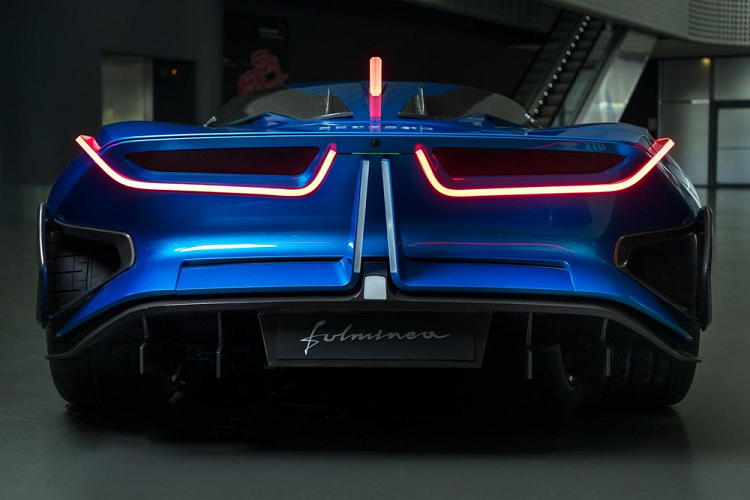 Automobili Estrema có kế hoạch chế tạo giới hạn 61 chiếc hypercar điện Fulminea, với những chiếc sản xuất đầu tiên sẽ được tung ra thị trường vào quý 3 năm 2023. Về giá xe Estrema Fulminea, mỗi chiếc sẽ có mức bán ra khoảng 2 triệu Euro (khoảng 55,7 tỷ đồng).