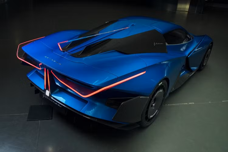 Bên cạnh đó, cự li di chuyển dự tính từ cụm pin 100 kWh là 520 km theo chu kỳ WLTP. Estrema Fulminea mới kết hợp công nghệ LED và laser cho đèn pha của nó và mang thiết kế lấy cảm hứng từ hình dạng tia chớp, trong khi ở phía sau, bạn sẽ thấy một tập hợp các tấm methacrylate tái chế có độ trong suốt cao với đèn LED RGB, tạo ra hiệu ứng như sợi quang học. Thêm nữa, đèn phanh thứ 3 lại được tích hợp vào chi tiết vây cá mập trong suốt chạy ngang đuôi xe.