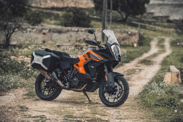 Hệ thống treo của xe mang thương hiệu WP với dòng phuộc thông minh Apex Semi-Active. Màn hình màu TFT 7 inch có khả năng kết nối với điện thoại thông minh sẽ là nơi hiển thị hàng loạt thông tin của xe như các công nghệ hỗ trợ điện tử, chế độ lái, vận tốc, hành trình, thời gian. Bên dưới bảng đồng hồ là cổng USB tiện ích, phục vụ cho việc sạc điện thoại di động hoặc thiết bị định vị.