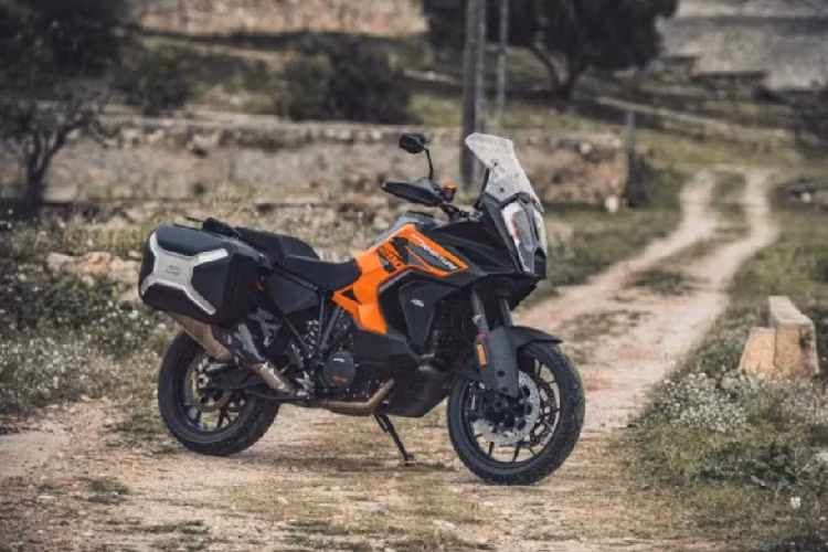 Hệ thống treo của xe mang thương hiệu WP với dòng phuộc thông minh Apex Semi-Active. Màn hình màu TFT 7 inch có khả năng kết nối với điện thoại thông minh sẽ là nơi hiển thị hàng loạt thông tin của xe như các công nghệ hỗ trợ điện tử, chế độ lái, vận tốc, hành trình, thời gian. Bên dưới bảng đồng hồ là cổng USB tiện ích, phục vụ cho việc sạc điện thoại di động hoặc thiết bị định vị.