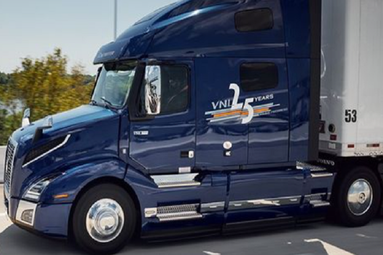 Thương hiệu Volvo Trucks nổi tiếng với việc trang bị cho xe tải của mình nhiều tính năng an toàn tiên tiến như hỗ trợ tài xế chủ động, công nghệ ổn định nâng cao, cảnh báo chệch làn đường và hệ thống hỗ trợ đánh lái giúp giảm bớt sự mệt mỏi của tài xế.