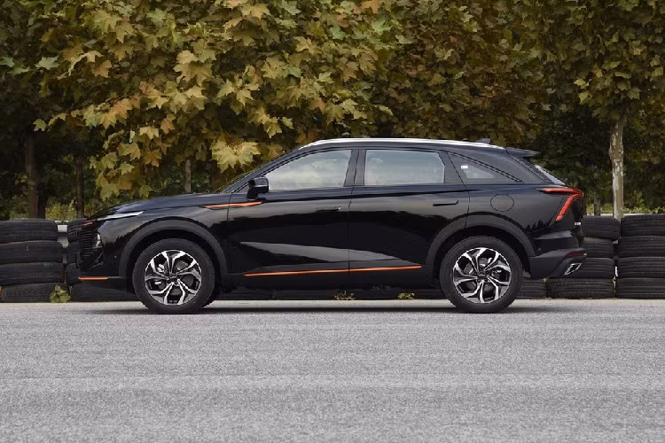 Mẫu xe SUV Haval Shenshou có tay nắm ẩn và sẽ bật ra khi người lái đến gần xe. Nó có cấu hình 5chỗ ngồi và kích thước cụ thể là chiều dài 4.780 mm, rộng 1.890 mm, cao 1.675 mm, và trục cơ sở 2.800 mm. Giá xe Haval Shenshou 2022 ở Trung Quốc bắt đầu ở mức 132.000 nhân dân tệ và kết thúc ở mức 169.000 nhân dân tệ (tương đương 469-600 triệu đồng), một tầm giá phải chăng đối với nhóm người mua trẻ chưa thực sự dư giả kinh tế.