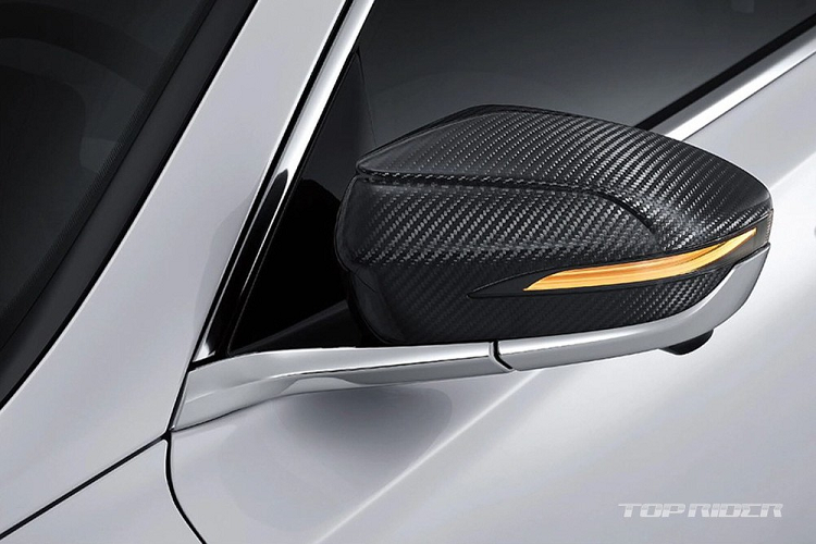 Với gói phụ kiện mới, xe sẽ có thêm những chi tiết bọc bằng sợi carbon thể thao như ốp gương ngoại thất và cánh gió sau nằm trên cốp. Ngoài ra, gói phụ kiện LeBlanc Performance Package còn bổ sung vô lăng và bệ tì tay trung tâm ở hàng ghế trước bọc bằng Alcantara - chất liệu thường xuất hiện trên xe sang hoặc siêu xe - cho Hyundai Grandeur Le Blanc 2021.