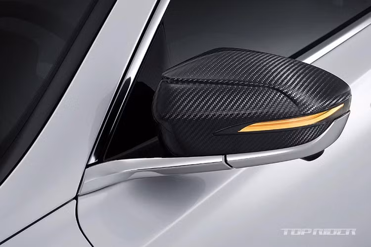 Với gói phụ kiện mới, xe sẽ có thêm những chi tiết bọc bằng sợi carbon thể thao như ốp gương ngoại thất và cánh gió sau nằm trên cốp. Ngoài ra, gói phụ kiện LeBlanc Performance Package còn bổ sung vô lăng và bệ tì tay trung tâm ở hàng ghế trước bọc bằng Alcantara - chất liệu thường xuất hiện trên xe sang hoặc siêu xe - cho Hyundai Grandeur Le Blanc 2021.