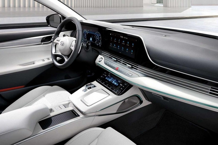 Trong tiếng Pháp, cái tên "Le Blanc" có nghĩa là "màu trắng". Để phù hợp với cái tên này, Hyundai Grandeur Le Blanc 2021 được trang bị nội thất màu be phối đen, tạo cảm giác sang trọng. Ngoài ra, Hyundai Grandeur Le Blanc 2021 còn có vành hợp kim 18 inch, bảng đồng hồ kỹ thuật số với màn hình 12,3 inch, hệ thống đèn viền nội thất 64 màu, màn hình cảm ứng chỉnh điều hòa, tính năng làm mát ghế trước và camera 360 độ.