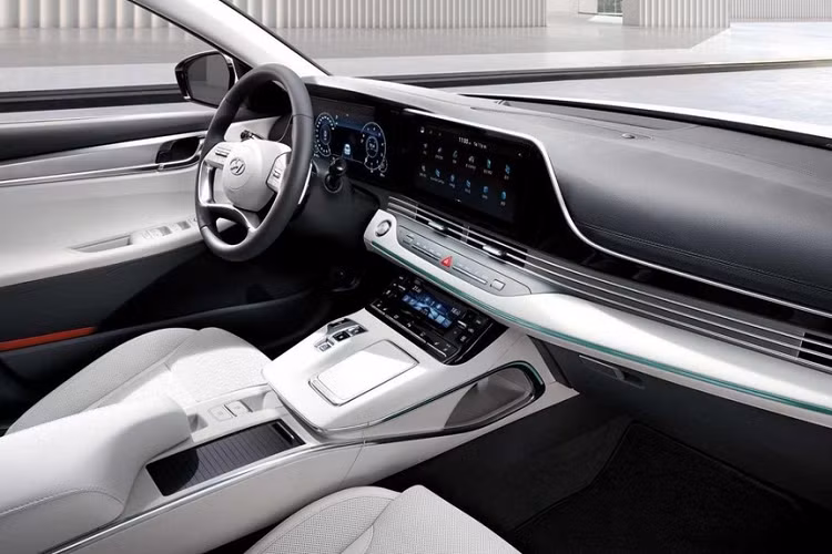Trong tiếng Pháp, cái tên "Le Blanc" có nghĩa là "màu trắng". Để phù hợp với cái tên này, Hyundai Grandeur Le Blanc 2021 được trang bị nội thất màu be phối đen, tạo cảm giác sang trọng. Ngoài ra, Hyundai Grandeur Le Blanc 2021 còn có vành hợp kim 18 inch, bảng đồng hồ kỹ thuật số với màn hình 12,3 inch, hệ thống đèn viền nội thất 64 màu, màn hình cảm ứng chỉnh điều hòa, tính năng làm mát ghế trước và camera 360 độ.