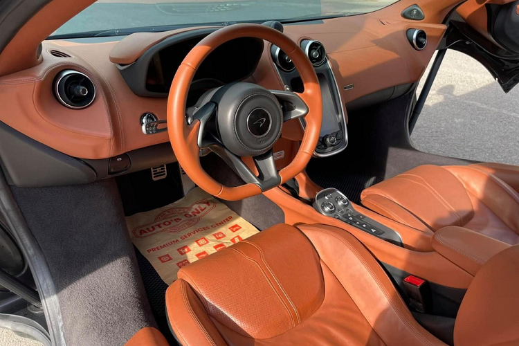 Chiếc xe McLaren 570S này có bản độ rất khủng của Vorsteiner. Ngoài ra xe còn được độ mâm Forgiato và ống xả Fi. Điểm nhấn của chiếc xe McLaren 570S này chính là cánh gió khổng lồ. Nội thất xe McLaren 570S đang rao bán bọc màu da bò