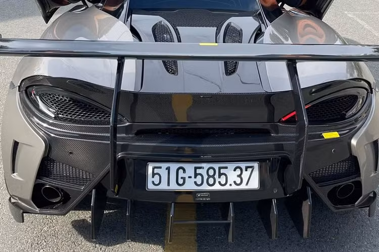 Trong số những chiếc McLaren 570S tại Việt Nam, đây chắc chắn là chiếc 570S duy nhất trong nước mang bản độ body kit 570-VX của hãng độ xe Vorsteiner đình đám trên thế giới giúp ngoại hình xe trở nên dữ dơn hơn rất nhiều so với bản tiêu chuẩn.