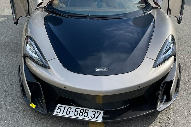 Thông tin ban đầu cho biết, rất có thể là sau 3 tháng trải nghiệm chiếc siêu xe McLaren 570S, 1 ông chủ kinh doanh xe máy ở Bến Tre đã quyết định chia tay mẫu xe này, vì thế, ngay lập tức, chiếc McLaren 570S màu xám độc nhất Việt Nam đã nhanh chóng được 1 người chuyên mua bán siêu xe ở TP.HCM đăng bán.