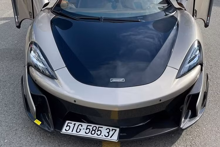 Thông tin ban đầu cho biết, rất có thể là sau 3 tháng trải nghiệm chiếc siêu xe McLaren 570S, 1 ông chủ kinh doanh xe máy ở Bến Tre đã quyết định chia tay mẫu xe này, vì thế, ngay lập tức, chiếc McLaren 570S màu xám độc nhất Việt Nam đã nhanh chóng được 1 người chuyên mua bán siêu xe ở TP.HCM đăng bán.