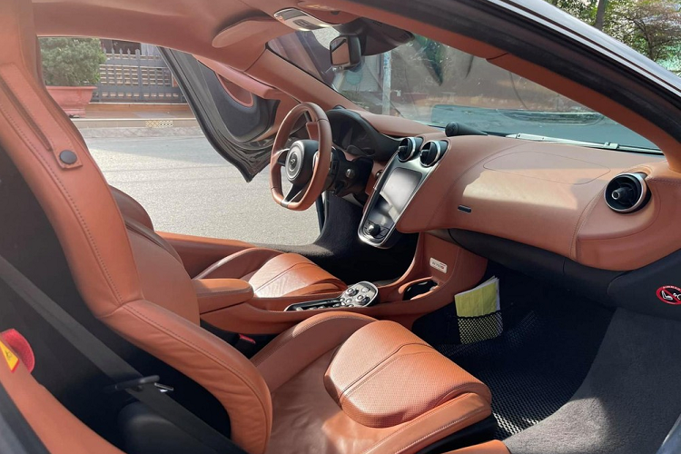 Đời chủ gần đây nhất của siêu xe McLaren 570S này là 1 người kinh doanh xe máy ở Bến Tre. Phiên bản siêu xe McLaren 570S hiện đã dừng sản xuất và đã được thay thế bằng mẫu xe điện mới ra mắt mang tên gọi McLaren Artura.
