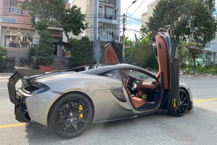 Sức mạnh này giúp siêu xe 570S của hãng McLaren mất khoảng thời gian 3,2 giây để tăng tốc từ vị trí xuất phát lên 100 km/h trước khi đạt vận tốc tối đa 328 km/h.