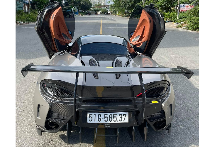Được biết, đây hiện là 1 trong 3 chiếc siêu xe McLaren 570S đang lăn bánh tại Việt Nam nhưng lại là xe duy nhất ra biển trắng, nộp đầy đủ thuế. Hiện chưa rõ mức giá xe McLaren 570S màu xám, tuy nhiên thời điểm mới về Việt Nam nó được chào bán lên tới hơn 12 tỷ đồng. 