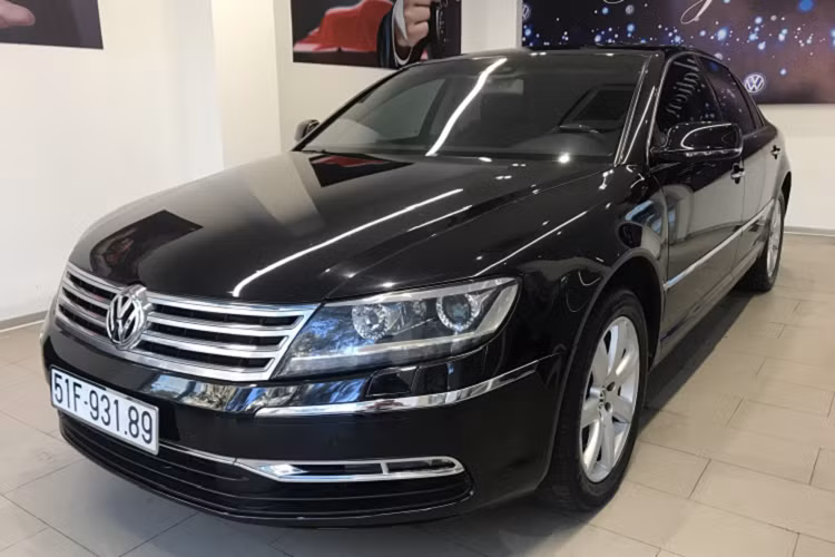 Tại thời điểm năm 2016, Volkswagen Việt Nam từng chào giá chiếc Phaeton này tại triển lãm DAS Volkswagen Fest với giá lên tới 3 tỷ đồng. Được biết, đây là một trong 2 chiếc Volkswagen Phaeton về Việt Nam.