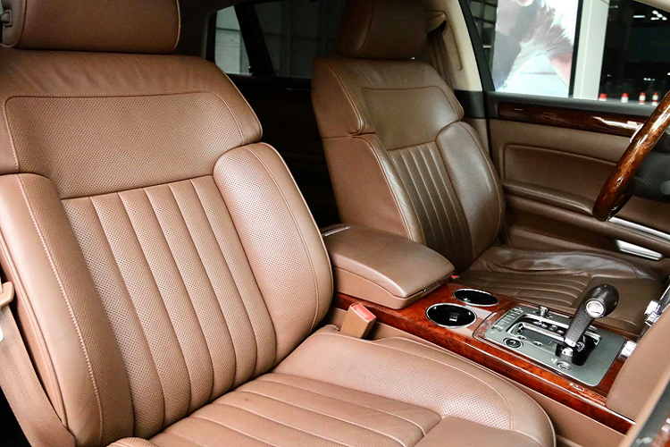 Nội thất VW Phaeton được thiết kế mang phong cách sang trọng, sử dụng nhiều vật liệu da và gỗ cao cấp, xe sử vô lăng đa chức năng mới, đồng hồ analog tích hợp màn hình hiển thị đa chức năng. Trang bị màn hình cảm ứng 8 inch với ổ cứng dung lượng 30 GB, cổng kết nối với iPod và Mp3. Hệ thống định vị vệ tinh RNS 810 được trang bị tiêu chuẩn, lần đầu tiên có trên Volkswagen.