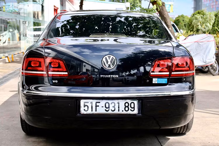 Volkswage Phaeton được trang bị Tiêu chuẩn với hệ dẫn động bốn bánh 4MOTION, 8 túi khí và kính nhiều lớp. Bên cạnh đó, Volkswage Phaeton còn sở hữu hệ thống treo khí nén giảm chấn điều chỉnh liên tục (Continuous Damping Control; CDC).