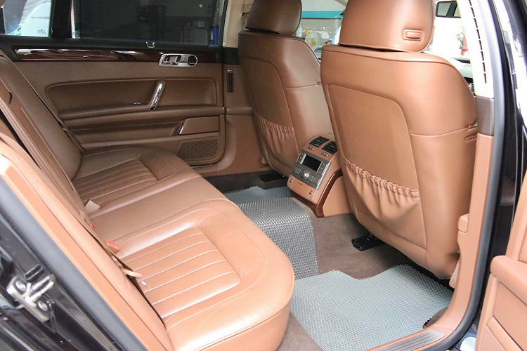 Các trang bị giải trí khác bao gồm gói âm thanh Dynaudio 1.000 watt bao gồm bộ khuếch đại kỹ thuật số 12 kênh và 12 loa. Trang bị cửa sổ trời toàn cảnh, ghế lái chỉnh điện 18 hướng, điều hòa 4 vùng độc lập - một trong những hệ thống điều hòa không khí tiên tiến nhất trên thế giới tại thời điểm ra mắt.