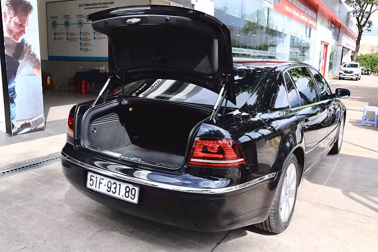 Sức mạnh được truyền xuống bốn bánh (4MOTION), thông qua hộp số tự động Tiptronic 6 cấp. Nhờ đó, xe mất 8,3 giây để tăng tốc từ 0-100 km/h, trước khi tốc độ tối đa 250 km/h.