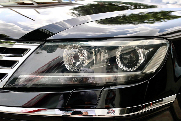 Phaeton được trang bị cụm đèn pha bi-xenon với đèn LED, đèn sương mù LED tích hợp. Cụm đèn hậu được thiết kế mới nằm phía trên cản xe sửa đổi, trong khi thiết kế bánh xe hợp kim mới hoàn thiện những thay đổi bên ngoài. Nhìn chung, thiết kế của Volkswagen Phaeton mang phong cách điềm đạm, không quá nổi bật, thích hợp với người thành đạt ở tuổi trung niên.