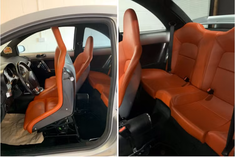 Nội thất của xe cũng mang phong cách thể thao với bộ ghế ngồi bọc da với 2 ghế trước kiểu xe đua, nhiều chi tiết của cabin được trang trí bằng vật liệu carbon hoặc nhôm.