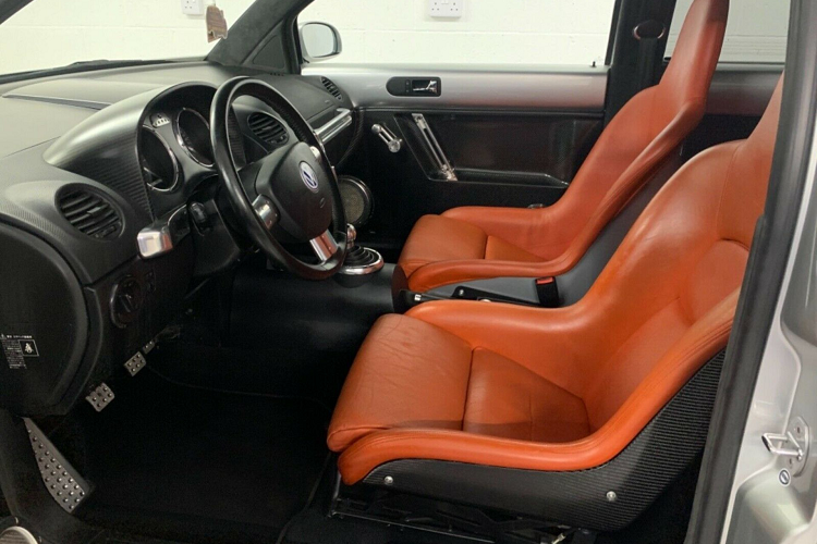 Kết hợp cùng hộp số sàn 6 cấp và hệ dẫn động 4 bánh 4Motion, Volkswagen Beetle RSi có thể tăng tốc 0-100 km/h trong 6,7 giây và đạt tốc độ tối đa 225 km/h.