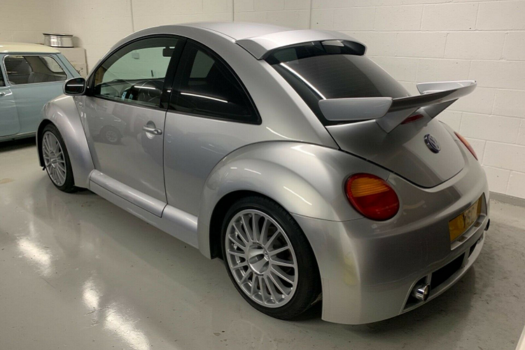 Điểm nhấn của chiếc xe con bọ Volkswagen Beetle RSi này là gói trang bị ngoại thất thể thao với cánh gió cỡ lớn phía sau đuôi, đi cùng bộ mâm hợp kim OZ Superturismo kích thước 18 inch, cản trước và cản sau hầm hố hơn.