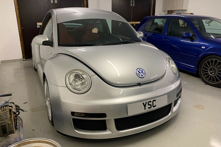 Volkswagen Beetle RSi tại Đức chỉ sản xuất giới hạn 250 chiếc trong giai đoạn 2001-2004 với ngoại hình khác biệt và hiệu năng vận hành vượt trội so với phiên bản thông thường. Chiếc xe được rao bán còn giữ được hiện trạng tốt, chưa có thay đổi hay sửa chữa nào và đi được 17.500 dặm (khoảng 28.200 km).