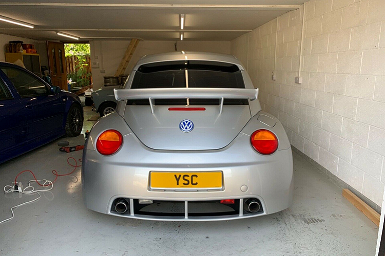 Volkswagen trang bị cho Beetle RSi hệ thống treo và khung xe tinh chỉnh cứng vững hơn, phanh hiệu năng cao và bộ ống xả đôi hiệu Remus.