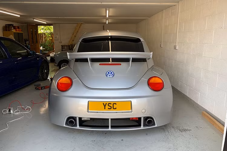 Volkswagen trang bị cho Beetle RSi hệ thống treo và khung xe tinh chỉnh cứng vững hơn, phanh hiệu năng cao và bộ ống xả đôi hiệu Remus.