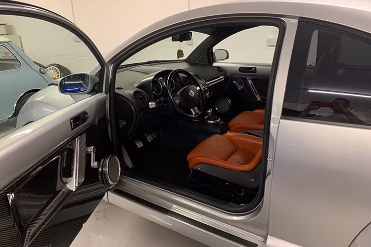 Biến thể hiệu năng cao của dòng xe "con bọ" được trang bị động cơ 6 xy-lanh dung tích 3.2L bố trí theo kiểu VR (một biến thể của động cơ V6), sản sinh công suất tối đa 221 mã lực và mô-men xoắn 320 Nm.