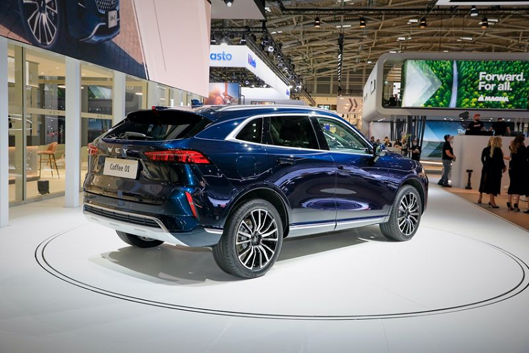 Chiếc SUV mới của Trung Quốc có kích thước nằm giữa những mẫu SUV chủ lực phổ biến của Đức. Cụ thể, chiều dài 4.870 mm của Coffee 01 giúp nó dài hơn so với BMW X3, Audi Q5 và Mercedes GLC, nhưng ngắn hơn BMW X5, Audi Q7 và Mercedes GLE.