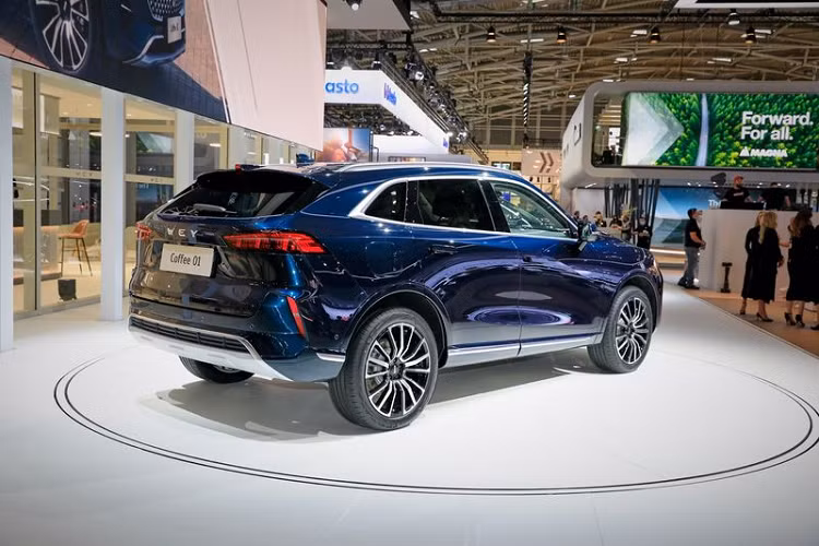 Chiếc SUV mới của Trung Quốc có kích thước nằm giữa những mẫu SUV chủ lực phổ biến của Đức. Cụ thể, chiều dài 4.870 mm của Coffee 01 giúp nó dài hơn so với BMW X3, Audi Q5 và Mercedes GLC, nhưng ngắn hơn BMW X5, Audi Q7 và Mercedes GLE.