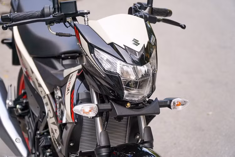 Thiết kế đầu xe gọn gàng của mẫu xe Suzuki Satria 150.
