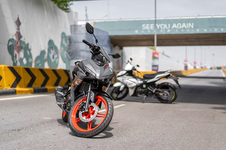 Thiết kế thể thao đặc trưng của dòng xe phân khối lớn.