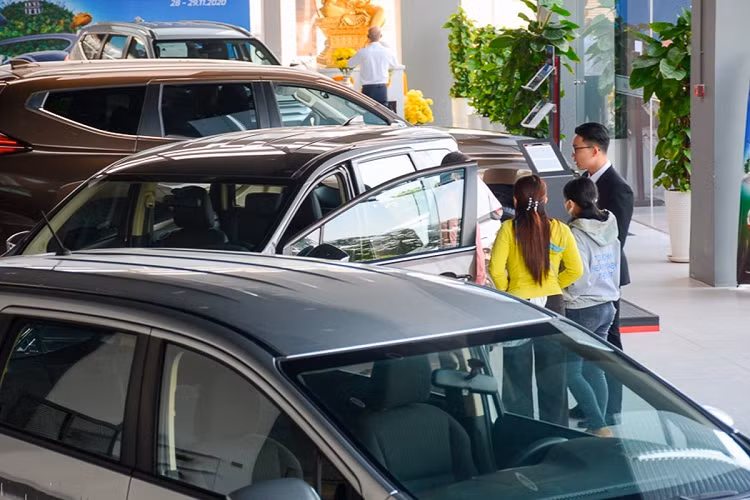 Gia oto moi tai Viet Nam cham day, xe cu 