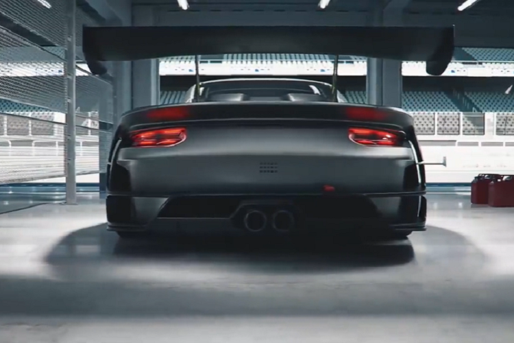 Nội thất lột xác giống với phiên bản Porsche 911 GT2 RS Clubsport tiêu chuẩn, vì vậy Porsche 911 GT2 RS Clubsport 25 mới ra mắt có một chỗ ngồi đơn với ghế đua Recaro cùng khung chống lật. Xe có thêm các nút để bật tắt hệ thống kiểm soát độ ổn định và độ bám đường, đồng thời có một huy hiệu độc đáo để thể hiện rằng chiếc xe đua này là bản giới hạn.