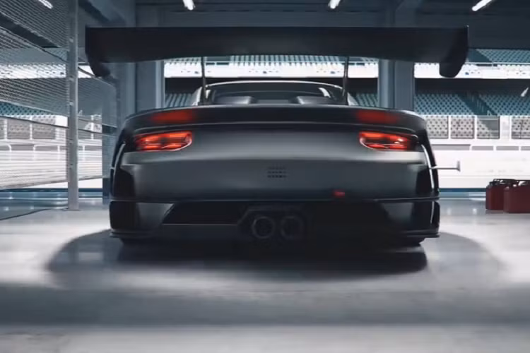 Nội thất lột xác giống với phiên bản Porsche 911 GT2 RS Clubsport tiêu chuẩn, vì vậy Porsche 911 GT2 RS Clubsport 25 mới ra mắt có một chỗ ngồi đơn với ghế đua Recaro cùng khung chống lật. Xe có thêm các nút để bật tắt hệ thống kiểm soát độ ổn định và độ bám đường, đồng thời có một huy hiệu độc đáo để thể hiện rằng chiếc xe đua này là bản giới hạn.