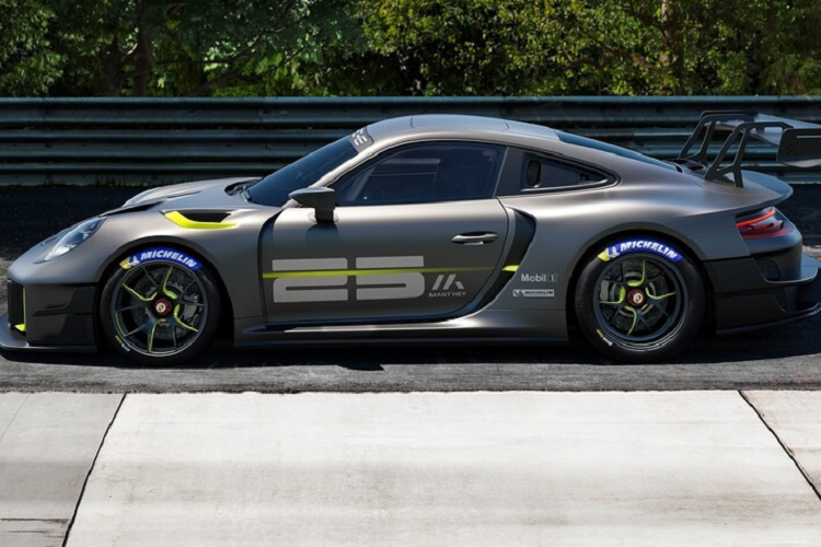 Nếu bạn muốn sở hữu 1 trong 6 chiếc xe Porsche 911 GT2 RS Clubsport 25 đã có mặt tại Mỹ, chi phí cần phải bỏ ra lên đến 620.000 đô la, cao hơn gấp đôi giá xe Porsche 911 GT2 RS và chênh lệch khoảng 142.000 đô la so với 911 GT2 RS Clubsport nhưng lại rẻ hơn 209.000 đô la khi so sánh với Porsche 935.