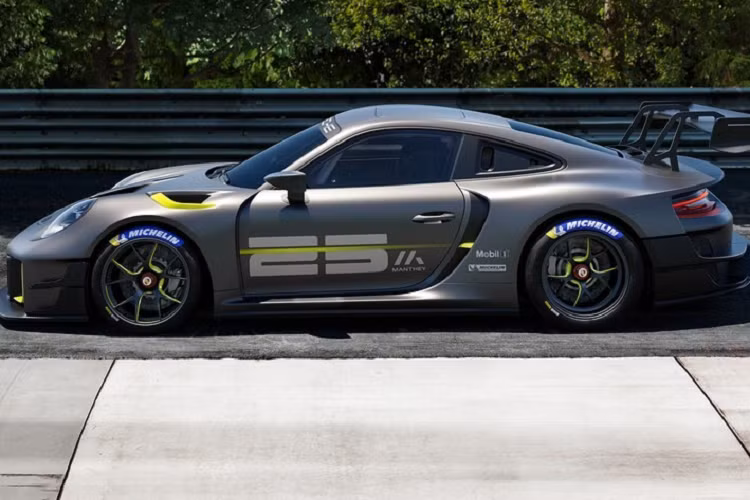 Nếu bạn muốn sở hữu 1 trong 6 chiếc xe Porsche 911 GT2 RS Clubsport 25 đã có mặt tại Mỹ, chi phí cần phải bỏ ra lên đến 620.000 đô la, cao hơn gấp đôi giá xe Porsche 911 GT2 RS và chênh lệch khoảng 142.000 đô la so với 911 GT2 RS Clubsport nhưng lại rẻ hơn 209.000 đô la khi so sánh với Porsche 935.