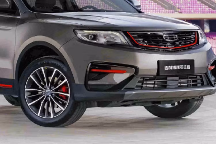 Thay đổi lớn là khung phụ phía sau được cho là nhẹ hơn 25% và cứng hơn 20%. Geely tuyên bố sự thay đổi này cải thiện khả năng xử lý và hiệu năng khi đi đường xấu.