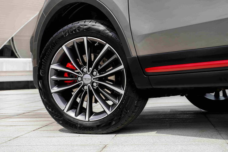 Chỉ có một tuỳ chọn động cơ trên Geely Boyue Asian Games nhưng xe có 2 tuỳ chọn hộp số sàn hoặc ly hợp kép. Động cơ xăng tăng áp 1.8 lít sản sinh 181 mã lực, mô-men xoắn 300 Nm.