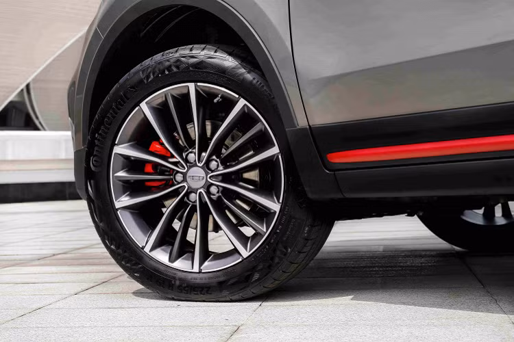 Chỉ có một tuỳ chọn động cơ trên Geely Boyue Asian Games nhưng xe có 2 tuỳ chọn hộp số sàn hoặc ly hợp kép. Động cơ xăng tăng áp 1.8 lít sản sinh 181 mã lực, mô-men xoắn 300 Nm.