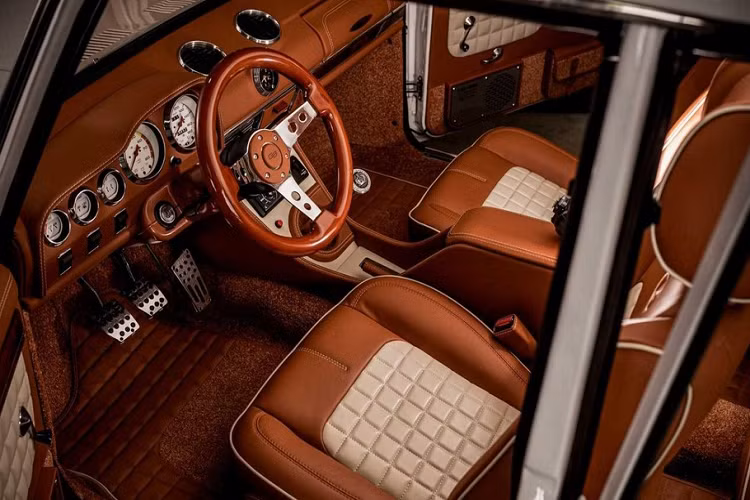 Nội thất ban đầu của Fiat 124 có thiết kế khá sang trọng nhưng Lada đã sửa đổi rất nhiều và kết quả sau cùng là một cabin trông rẻ tiền hơn. Giờ đây, một studio độ xe từ Bulgaria đã quyết định mang đến cho mẫu 2101 một sự lột xác đẳng cấp để kỷ niệm 50 năm ra đời của mẫu sedan bình dân. Nhìn vào những hình ảnh chiếc Lada VAZ 2101 độ này, phải công nhận những người thợ đã thực hiện một công việc tuyệt vời.