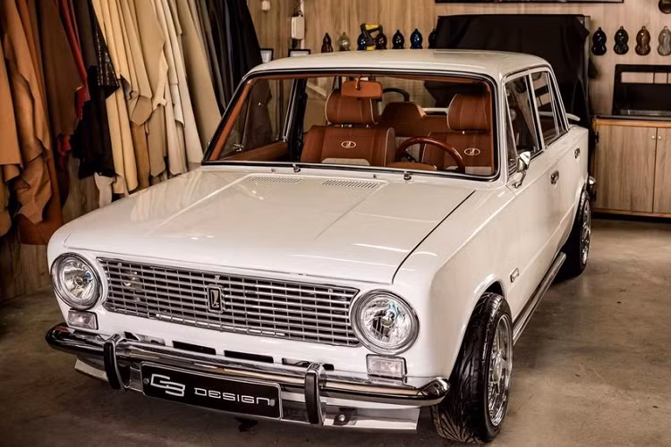  Lada VAZ 2101 cổ điển là một mẫu sedan nhỏ gọn được sản xuất bởi AvtoVAZ từ năm 1970 đến năm 1988 trong vai trò là mẫu xe sản xuất đầu tiên của công ty. Với bản chất là một phiên bản chỉnh sửa của Fiat 124 để phù hợp với nhu cầu của Liên Xô và Đông Âu, nó là một phương tiện khiêm tốn và được cho là chiếc xe mới rẻ nhất ở Anh Quốc sau khi việc nhập khẩu bắt đầu trong năm 1974.