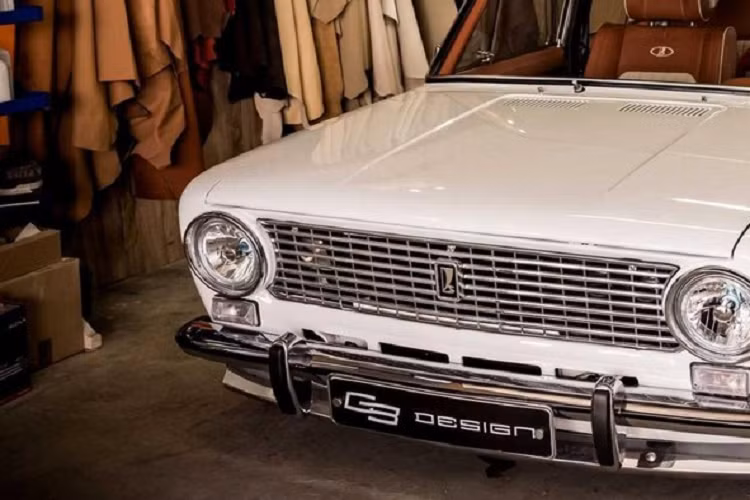 Một chi tiết hết sức thú vị của dự án này là những chiếc túi nhỏ được gắn vào các tấm ốp cửa trước. Điều tương tự cũng được nhìn thấy ở phía lưng của hàng ghế trước, và cabin thậm chí còn có những chiếc gối nhỏ bằng da Nappa dành cho hành khách phía sau. Đội ngũ độ xe tới từ Bulgaria đã mất 4 tháng để hoàn thành chiếc xe Lada giá rẻ này. Đáng tiếc, không ai có thể đặt mua nó cả, bởi theo truyền thông địa phương, nó chỉ là sản phẩm độc nhất vô nhị mang tính kỷ niệm mà thôi. 