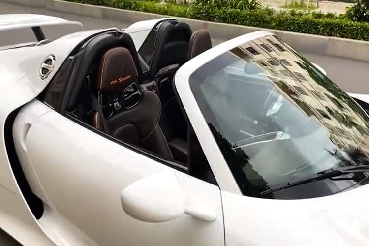 Thông tin chúng tôi có được, ngoài chiếc siêu xe Porsche 918 Spyder này ra, chủ nhân đã đặt mua siêu phẩm Ferrari LaFerrari với ngoại thất sơn màu đỏ nhưng chưa rõ là khi nào về nước cũng như xe sẽ được nhập thẳng về Việt Nam hay quá giang nước bạn Campuchia hoặc là Lào.