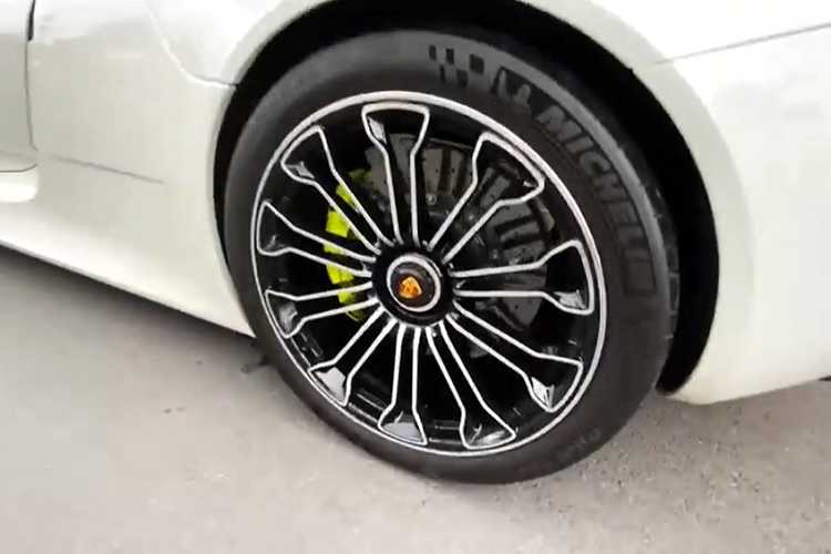 Siêu phẩm 918 Spyder đầu tiên về nước hiện vẫn là chiếc xe Porsche mạnh nhất dù đã ra mắt hơn 8 năm, 1 thành tích mà không phải mẫu xe nào cũng sở hữu được. Porsche 918 Spyder được trang bị động cơ V8, hút khí tự nhiên, dung tích 4,6 lít kết hợp cùng 2 mô-tơ điện.