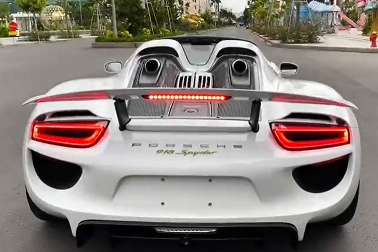 Porsche 918 Spyder chỉ được sản xuất giới hạn 918 chiếc trên toàn thế giới, ngoài chiếc màu trắng thuộc sở hữu của gia đình cô gái 9X sinh sống ở quận Gò Vấp, 1 đại gia Việt khác cũng đã mua chiếc xe Porsche 918 Spyder nhưng màu sơn và thời gian cập bến dải đất hình chữ S vẫn là dấu hỏi.